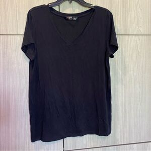 Luxe Lounge Tee Black V-Neck T-shirt Medium